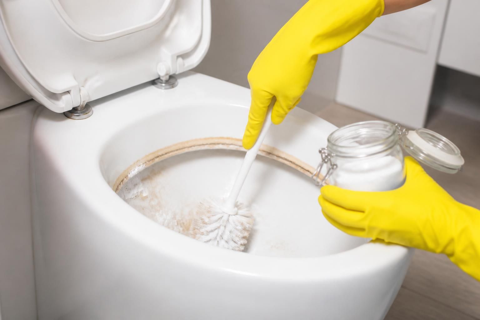 découvrez une méthode sûre et efficace pour nettoyer des wc très entartrés sans abîmer la cuvette, en utilisant des astuces simples et des produits adaptés.