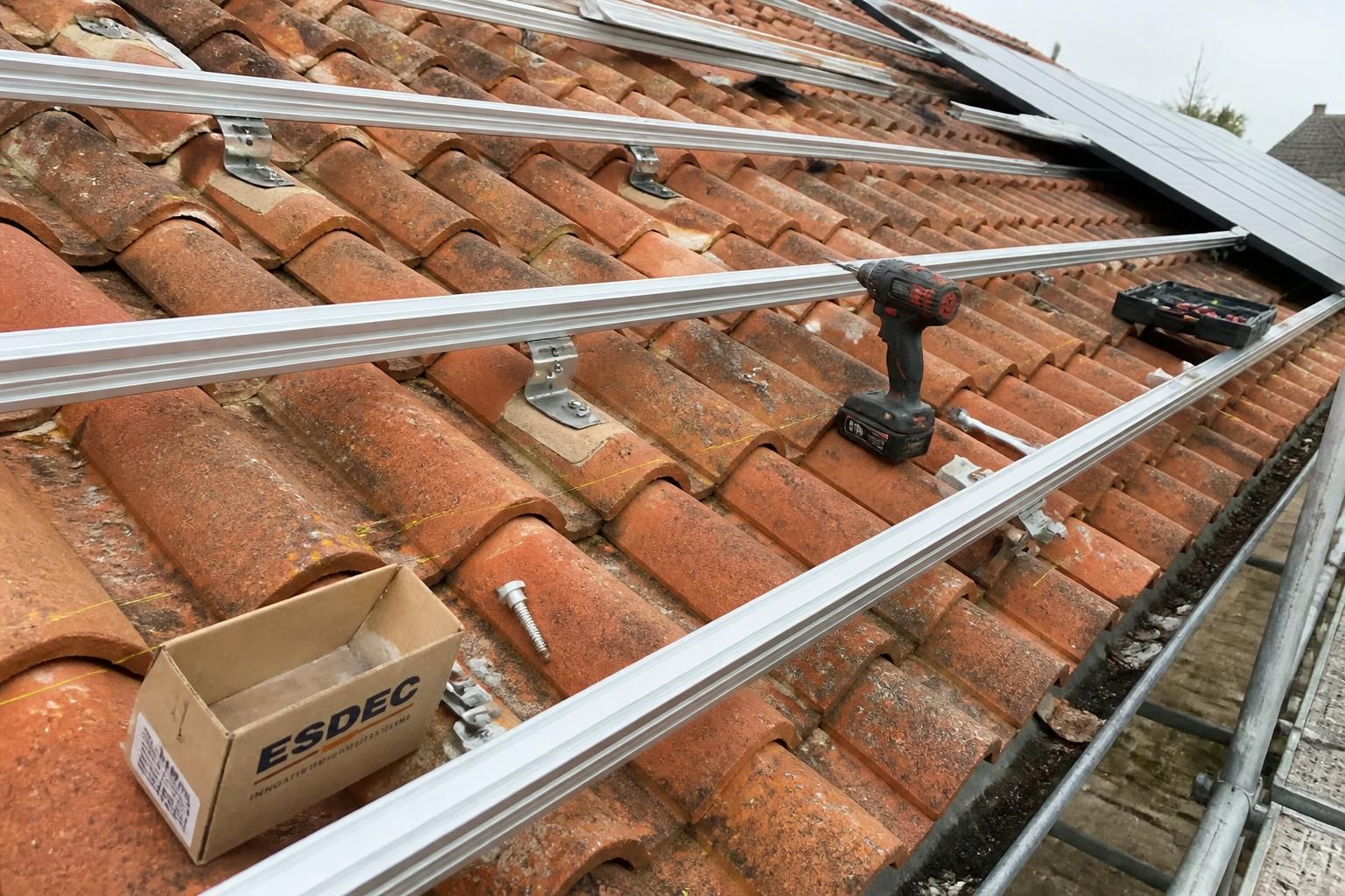 découvrez comment choisir le bon profilé de rails pour panneaux solaires afin d'assurer une installation solide, durable et efficace de votre système photovoltaïque.