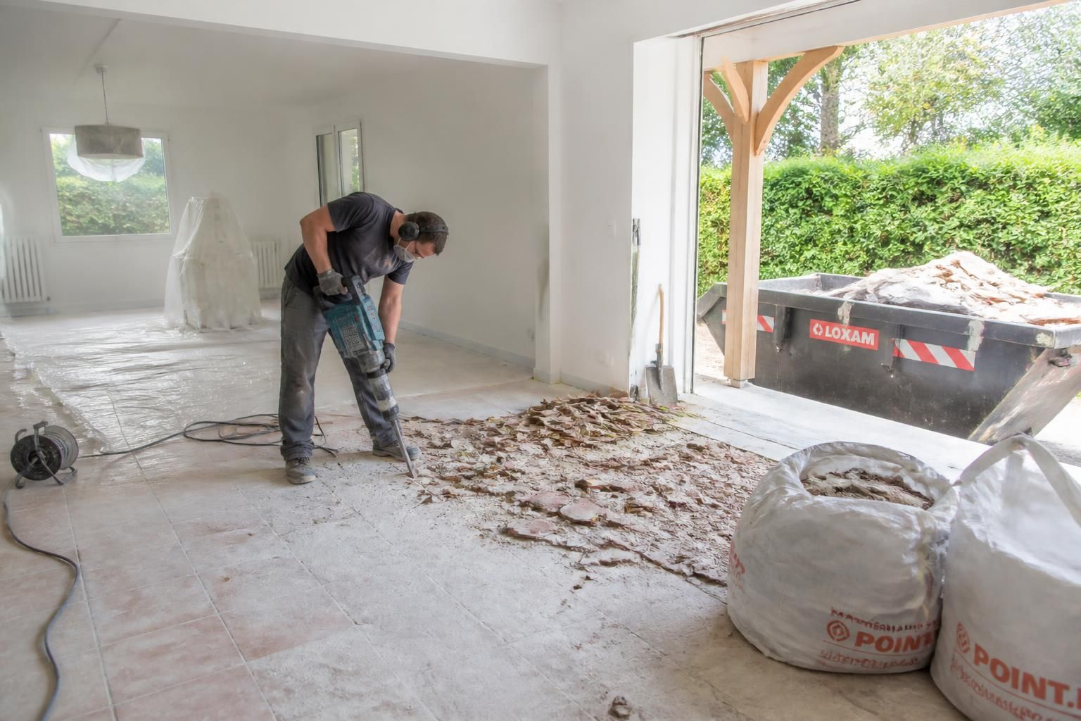 PrĂ©parer son budget : prix dĂ©pose carrelage au m2 et Ă©vacuation des gravats 4 dĂ©couvrez comment prĂ©parer votre budget pour la dĂ©pose de carrelage au mÂČ, incluant les coĂ»ts d'Ă©vacuation des gravats, afin d'optimiser vos dĂ©penses de rĂ©novation.
